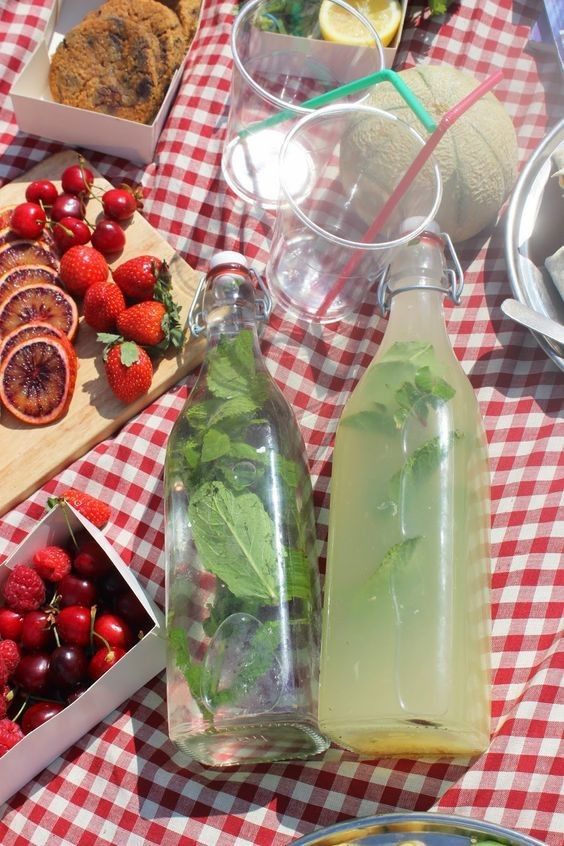 Стеклянная бутылка воды и лёгкие закуски на льняной скатерти